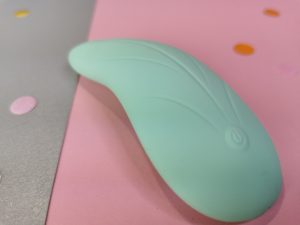 De l'eve, waarbij je goed het kleine ronde knopje ziet aan de onderkant van de toy.