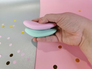 De l'eve en de ali toy in mijn hand. Ze liggen op elkaar, je ziet de zijkanten. Ook vanaf deze kant zien ze er precies hetzelfde uit.