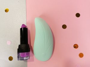 De l'eve naast een lipstick. De l'eve is net ietsjes langer.