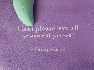 Het bewaartasje van de l'eve met daarop de tekst 'can't please 'em all. So start with yourself". De apostrof bij can't mist, daar ligt nu de l'eve.