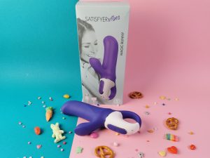 De magic bunny ligt voor de verpakking. Dat is een lichtgroene doos met daarop een foto van de toy, in kleur en ook een foto van een vrouw, in zwart wit, of eigenlijk zwart groen. Best lelijk.