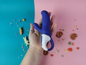 Ik heb de magic bunny op mijn hand liggen. Hij lijkt best klein in mijn hand. Hij is totaal net iets langer dan mijn hand.