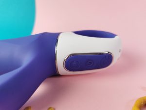 Close-up van de knopjes van de magic bunny. Je ziet in het midden een power knopje en daar boven en daar onder nog twee knopjes. Om beide knopjes zie je cirkeltjes, om de &eacute;&eacute;n meer dan de ander, dat is het plus knopje.