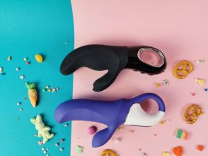 De satisfyer vibes magic bunny naast de fun factory miss bi. De miss bi is een blackline exemplaar, dus helemaal zwart. Je ziet dat de vormen heel erg op elkaar lijken.