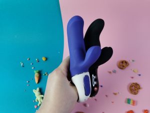 Ik heb de bunny en de bi in mijn hand, mijn duim door de gaten aan de onderkant. Je ziet dat de miss bi wat meer gebogen is en iets dikker is.