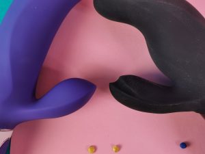 Close-up van de magic bunny en de miss bi. Ze liggen met de clitorisstimulators tegen elkaar. Je ziet dat de clitorisstimulator van de bunny wat boller is aan de bovenkant dan die van de miss bi.