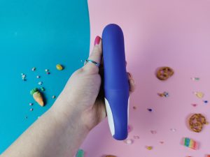 Ik hou de vibrator in mijn hand, je ziet de achterkant.