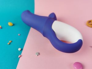 De bunny van schuin achter gezien. Je ziet doet dat de onderkant half van siliconen en half van plastic is.