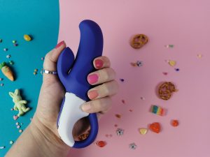 Ik druk de clitorisstimulator tegen de staaf.