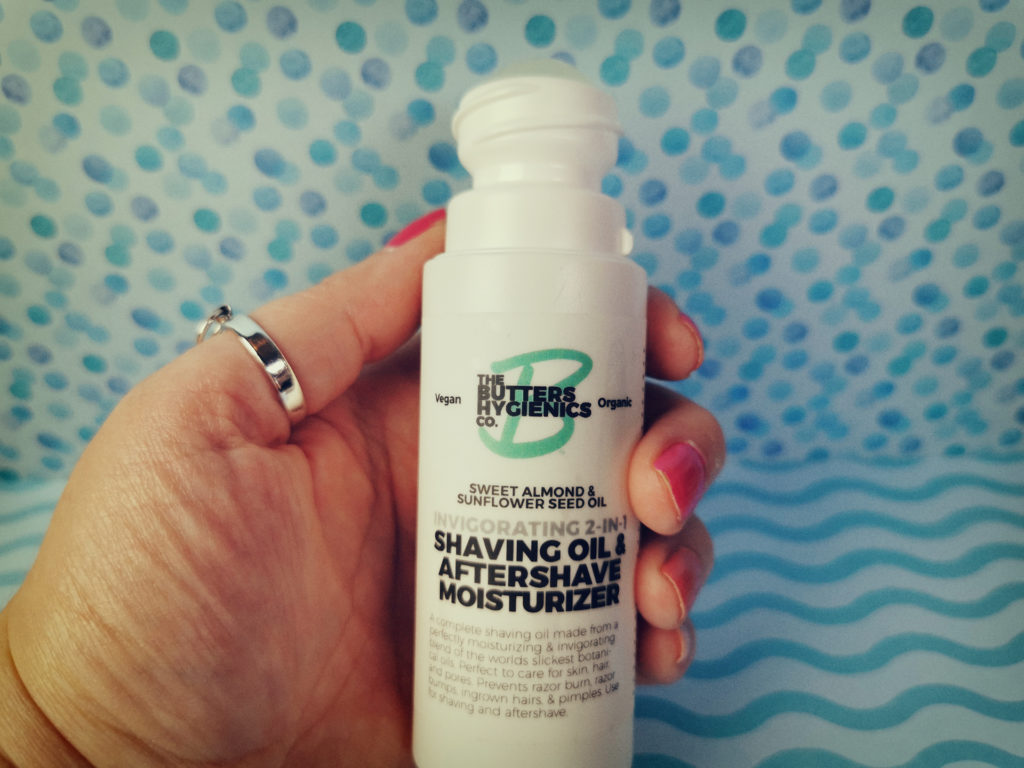 The butters invigorating 2-in-1 shaving oil & aftershave vastgehouden om de roll-on applicator te laten zien.