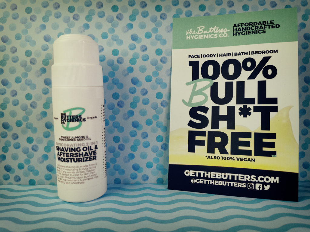 The butters invigorating 2-in-1 shaving oil & aftershave met een flyer van the butters waarop staat aangegeven dat er geen bullshit in hun producten zit (en dat ze 100% vegan zijn)