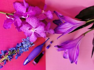 De sexentials magnificent en de twee opzetstukjes met daarnaast een lipstick. De lipstick is korter dan het handvat gedeelte, maar langer dan de tip.