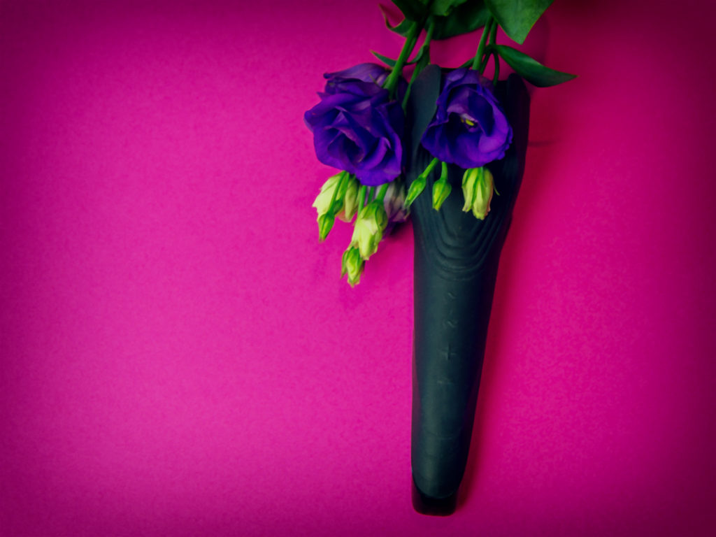 De satisfyer men wand is een zwarte wand vibrator met flapjes op de kop die de kop van je penis kunnen omsluiten