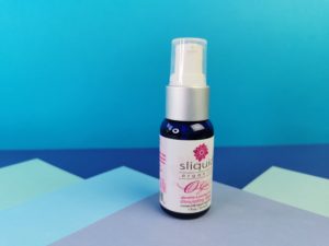 Het flesje sliquid o gel ziet er eenvoudig uit. Het is blauw met een wit met roze etiket.