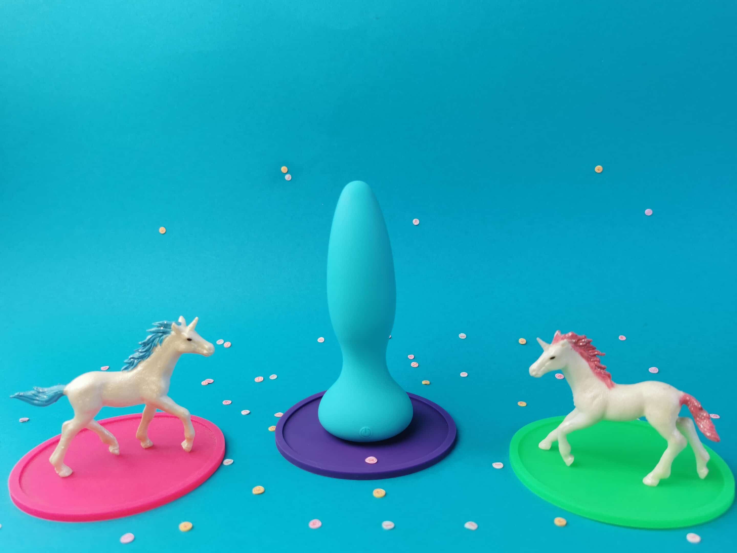 De Thrust Buttplug met daarnaast 2 unicorns.