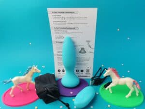 De inhoud van de verpakking: de buttplug, de afstandsbediening, een zwart bewaarzakje, een usb-oplaadkabeltje en de gebruiksaanwijzing.