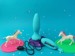 Het oplaadkabeltje zit in de buttplug. Daar naast lig de afstandsbediening open, je ziet de aaa batterij er in zitten.