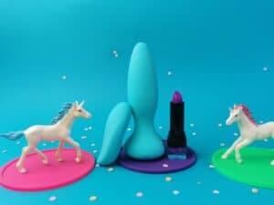 De doc johnson a play thrust adventurous met daarnaast een lipstick. Je ziet dat de buttplug duidelijk een stuk groter is dan de lipstick.