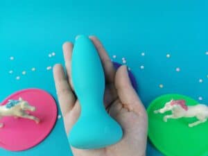 De doc johnson a play thrust adventurous stotende buttplug op mijn hand.