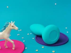 Je ziet de onderkant van de doc johnson a play thrust adventurous stotende buttplug