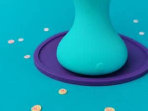 De onderkant van de doc johnson a play thrust adventurous stotende buttplug. Je ziet het knopje.