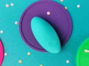 De afstandsbediening van de doc johnson a play thrust adventurous stotende buttplug. Deze heeft ook &eacute;&eacute;n knopje.