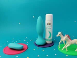 De doc johnson a play thrust adventurous met daarnaast een flesje pjur woman nude glijmiddel