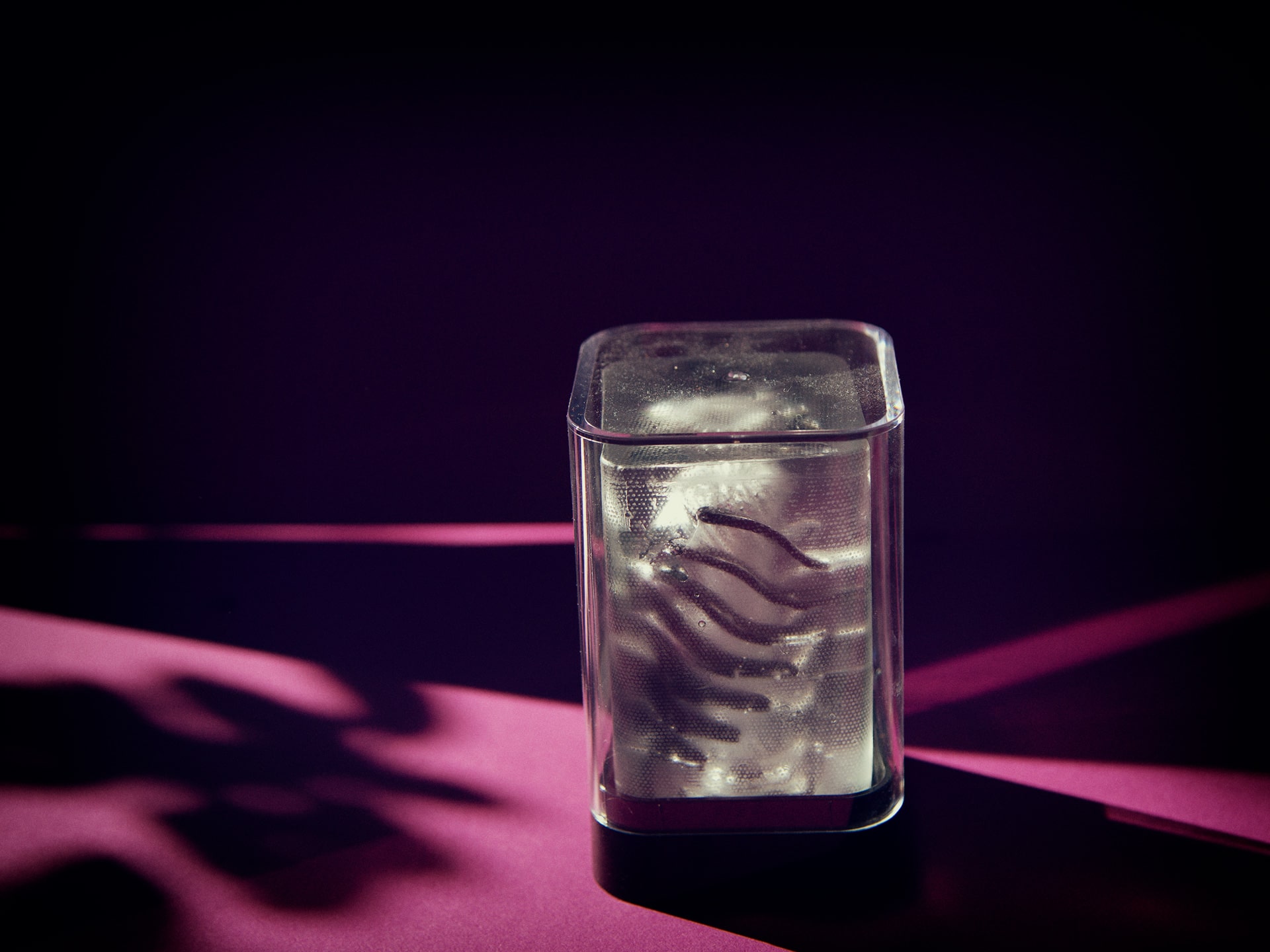 Tenga crysta leaf in zijn houder die ook werkt als droogrekje