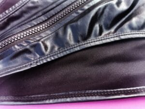 Close-up van de lovehoney fierce wet look body, waarbij je zowel de wetlookstof aan de binnen- als buitenkant ziet.
