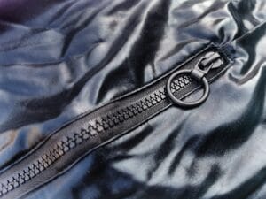 Close-up van een rits met rond trekkertje van de lovehoney fierce wet look body