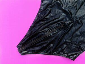Close-up van de onderkant van de lovehoney fierce wet look body. Je ziet dat 'ie een beetje, maar niet heel hoog uitgesneden is.