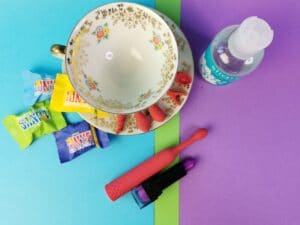 De doc johnson ivibe iquiver naast een lipstick. Het handvat is niet groter dan de lipstick, maar door het opzetstukje is hij toch langer.