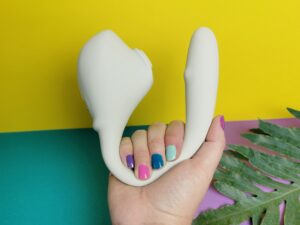 De lora dicarlo os&eacute; 2 in mijn hand, zodat je kan zien dat hij echt echt heel groot is.