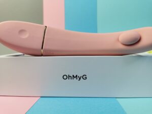 De ioba. Toys ohmyg ligt op de doos. Je ziet op de zijkant ohmyg staan.