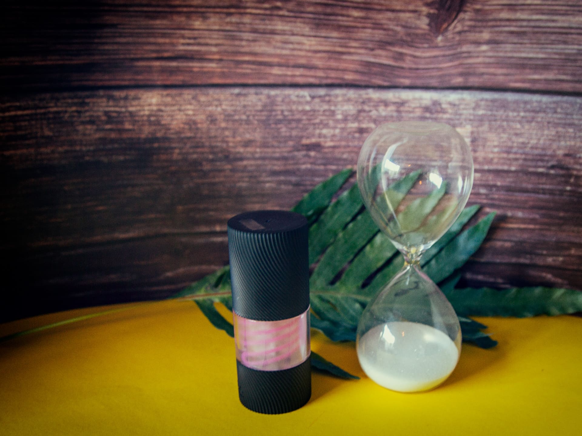 Tenga spinner brick met een zandloper en een blad op de achtergrond. De tenga spinner is de 6de versie van de spinner serie