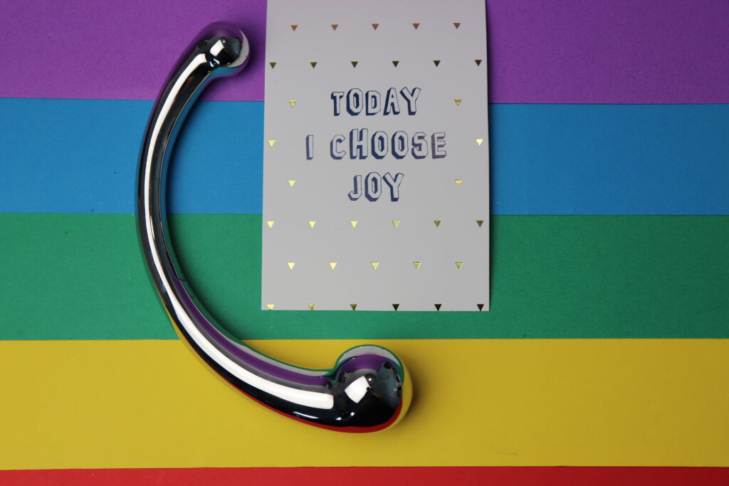 De njoy pure wand is een gebogen dildo. Aan de ene kant heeft 'ie een grotere kop dan aan de andere kant.