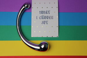 De njoy pure wand is een gebogen dildo. Aan de ene kant heeft 'ie een grotere kop dan aan de andere kant.