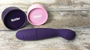 De tickler sassy is een donkerpaarse vibrator met een gebogen, platte kop.