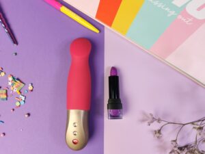 De fun factory sundaze naast een lipstick. Het deel wat je in kan brengen is net iets langer dan de lipstick. En wel een stuk dikker.