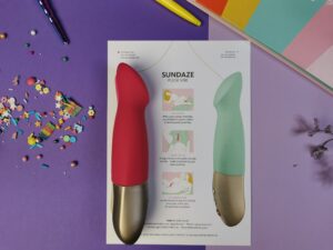 De fun factory sundaze ligt op een flyer waarop de verschillende manieren om 'm te gebruiken staan.