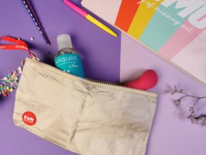 De fun factory sundaze en een flesje sliquid glijmiddel in het bewaar etuitje. Past makkelijk allebei.