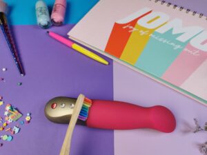 Ik maak het richeltje van de sundaze schoon met een tandenborstel met haartjes in alle kleuren van de regenboog.