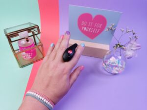 De fun factory be one tussen mijn vingers, van bovenaf gezien.