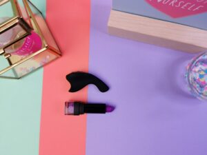 De fun factory be one ligt naast een lipstick, je ziet het van bovenaf. De lipstick is net iets langer dan de be one.