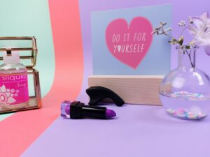 De fun factory be one ligt naast een lipstick, je ziet ze van de zijkant.