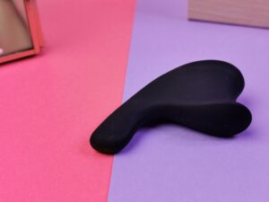 De fun factory be one, je ziet de vorm goed. De punt is dun en smal,m naar stomp. De achter kant heeft een indeuking die precies tussen twee vingers past.