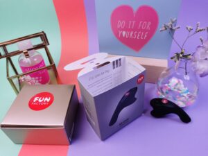 De fun factory be one naast de sleeve van de verpakking, waar je tekst in de binnenkant ziet staan.