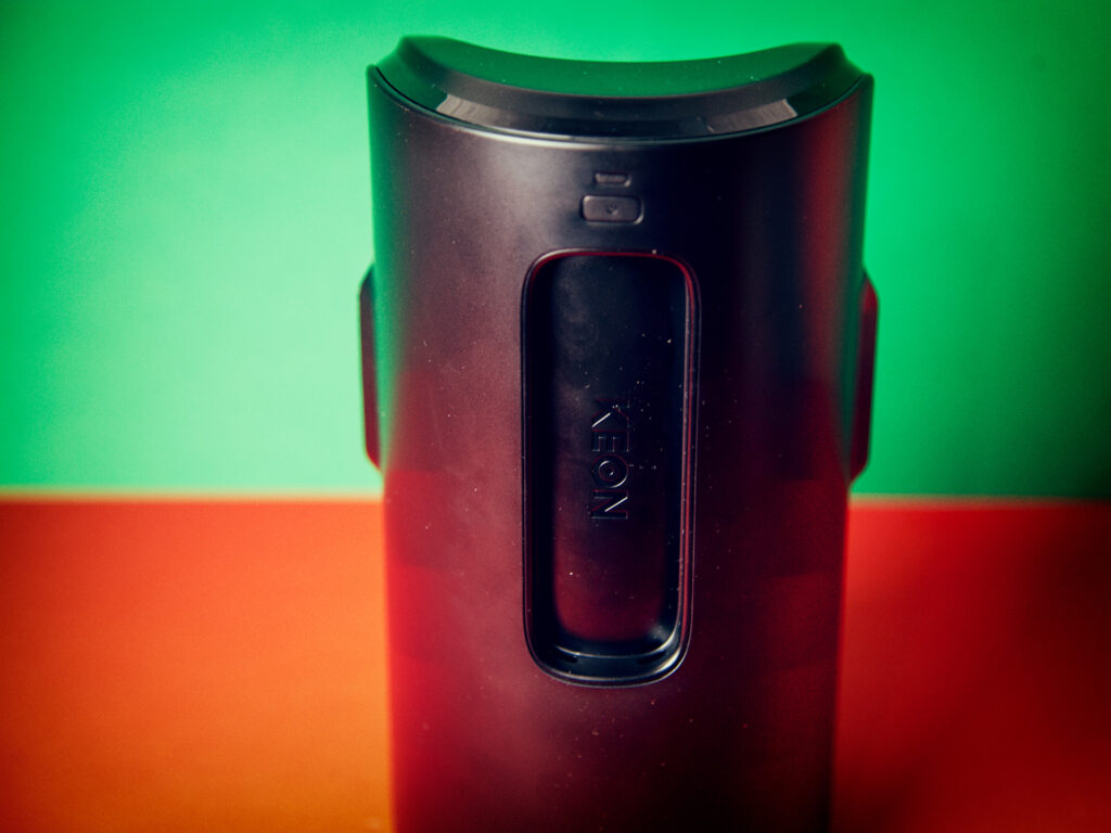 De achterkant van de kiiroo keon waar je de aan / uit en modus wissel knop ziet die niet makkelijk te bedienen zijn tijdens gebruik.