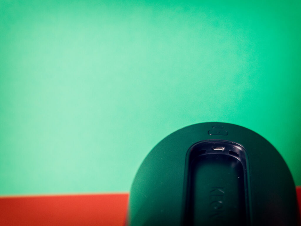 De achterkant van de kiiroo keon die de locatie van de oplaadpoort laat zien die goed verstopt zit op dit seksspeeltje