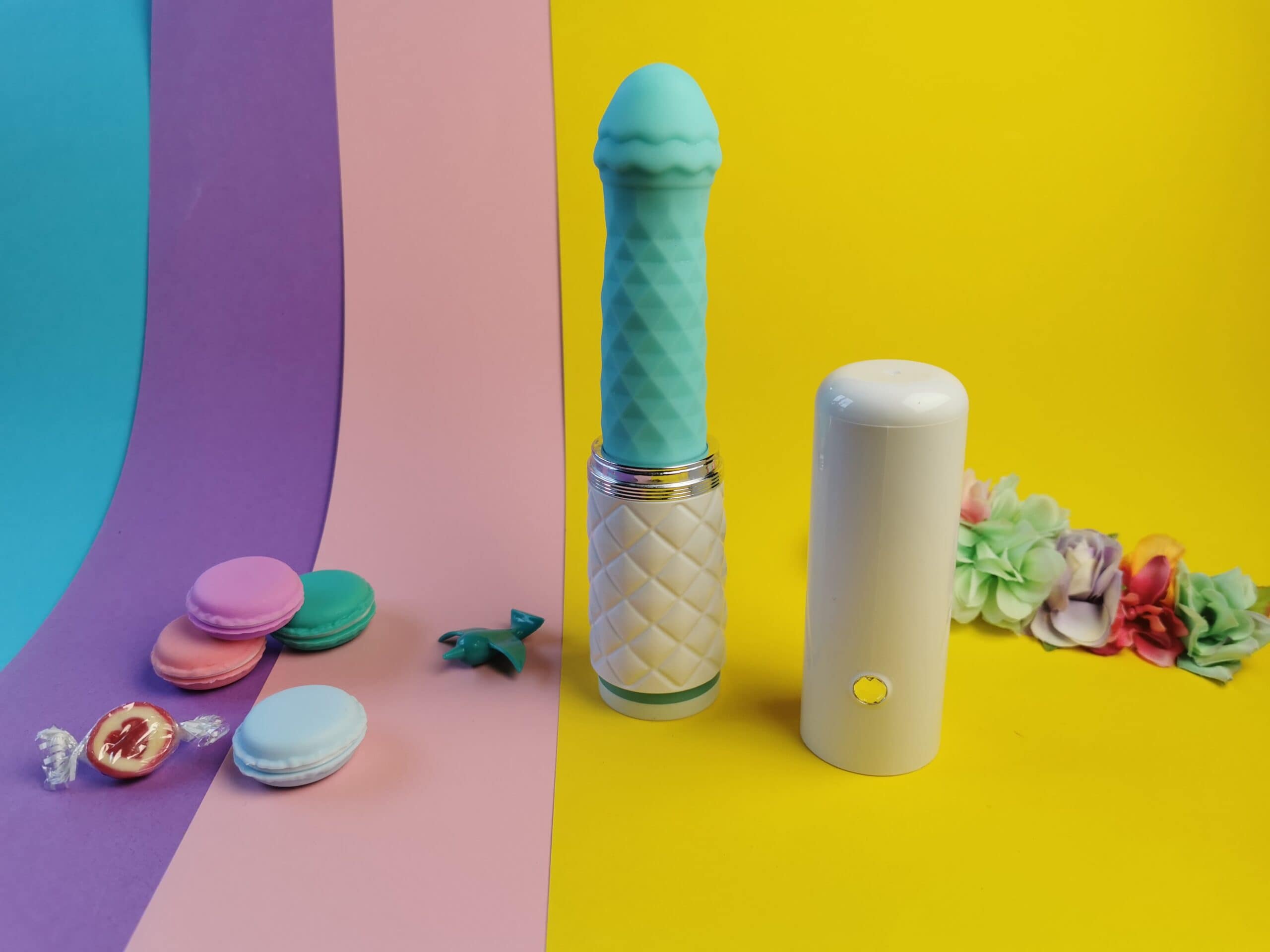 De Pillow Talk Feisty staat op een gekleurd achtergrondje. Het is een mintgroene vibrator met een wit handvat. Er naast staat het dekseltje wat over het mintgroene deel past. De vibrator is gecapitonneerd en de bovenkant heeft een beetje een golfjespatroon.